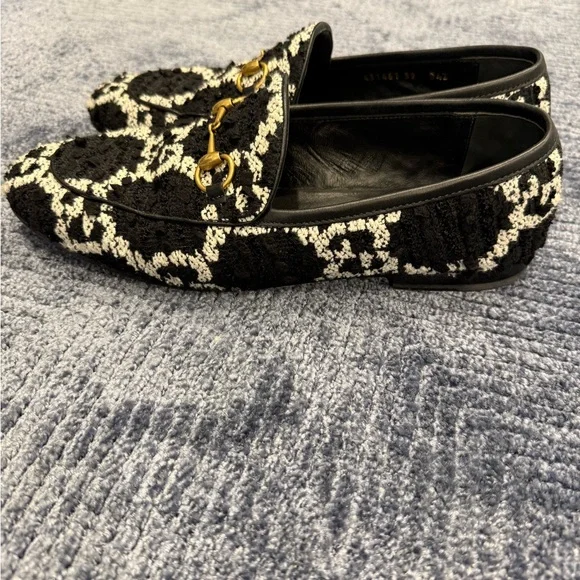 Gucci Black and White Patterned Loafers with Gold Detail - Picture 6 of 9